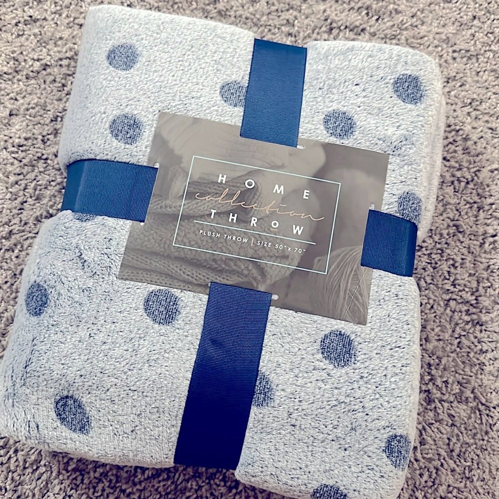 50 x 70 Plush Throw Set NWT
